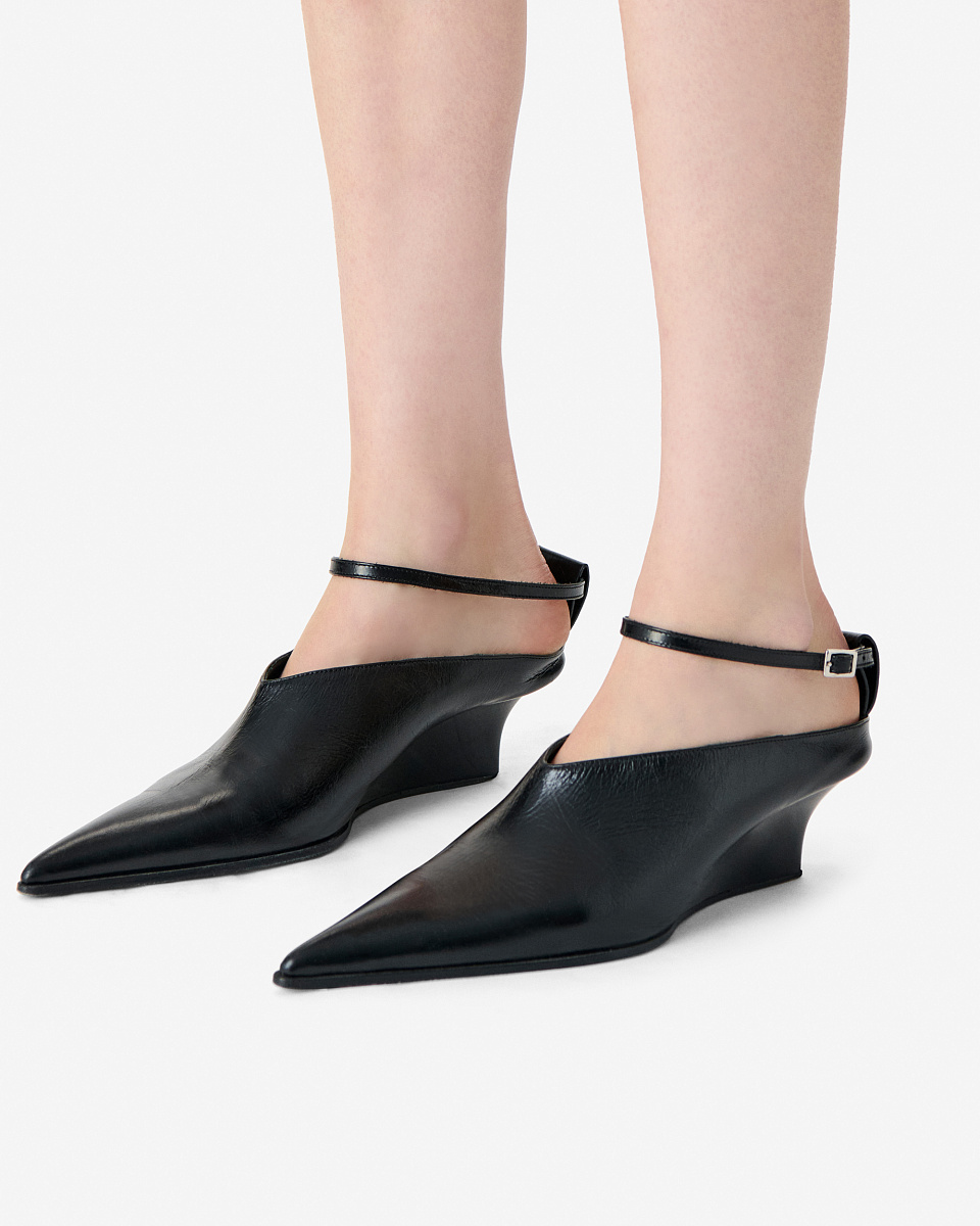 ЧЕРНЫЕ МЮЛИ С ОСТРЫМ МЫСОМ НА ТАНКЕТКЕ FAUVE LOW