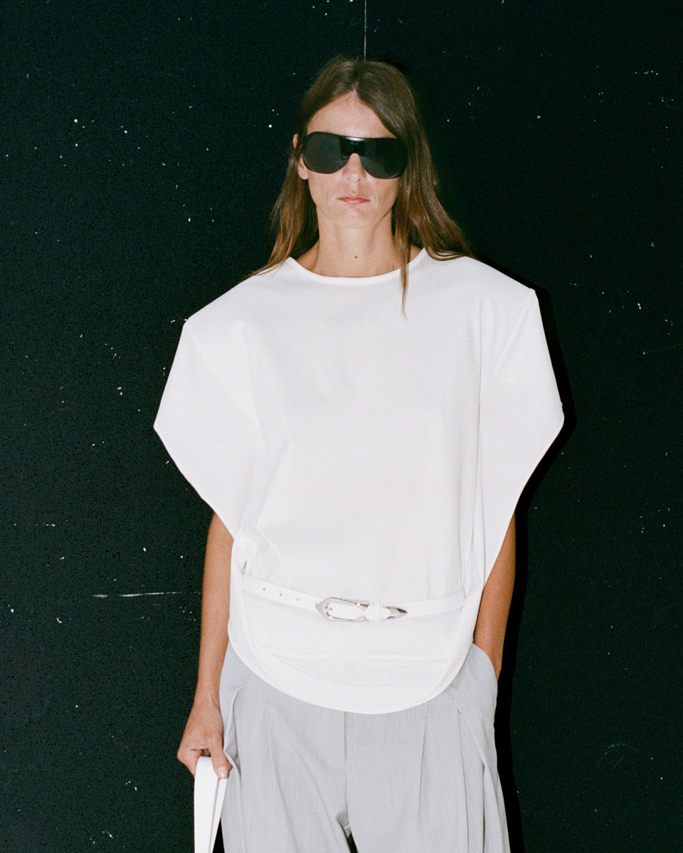 БЕЛАЯ ФУТБОЛКА С ШИРОКИМИ ПЛЕЧАМИ AMORIA